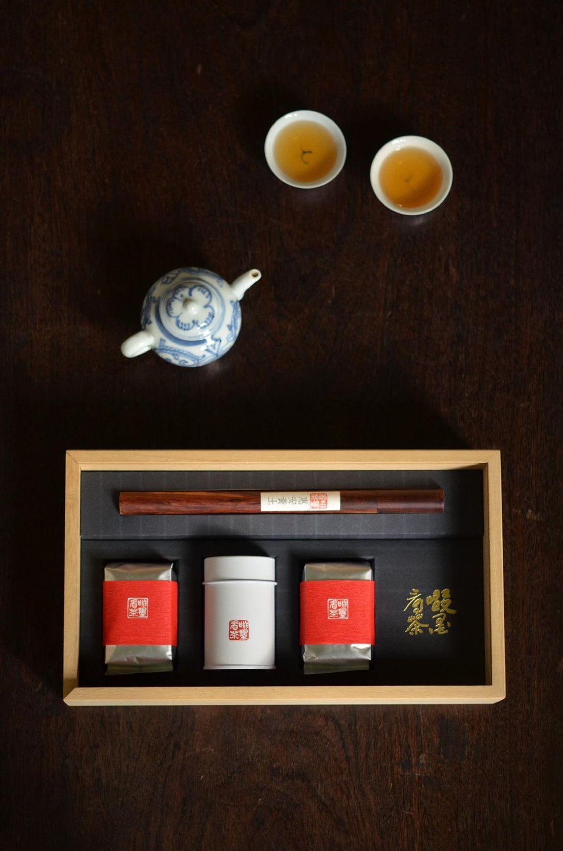 「飲茶香和形美，浮塵隨意」